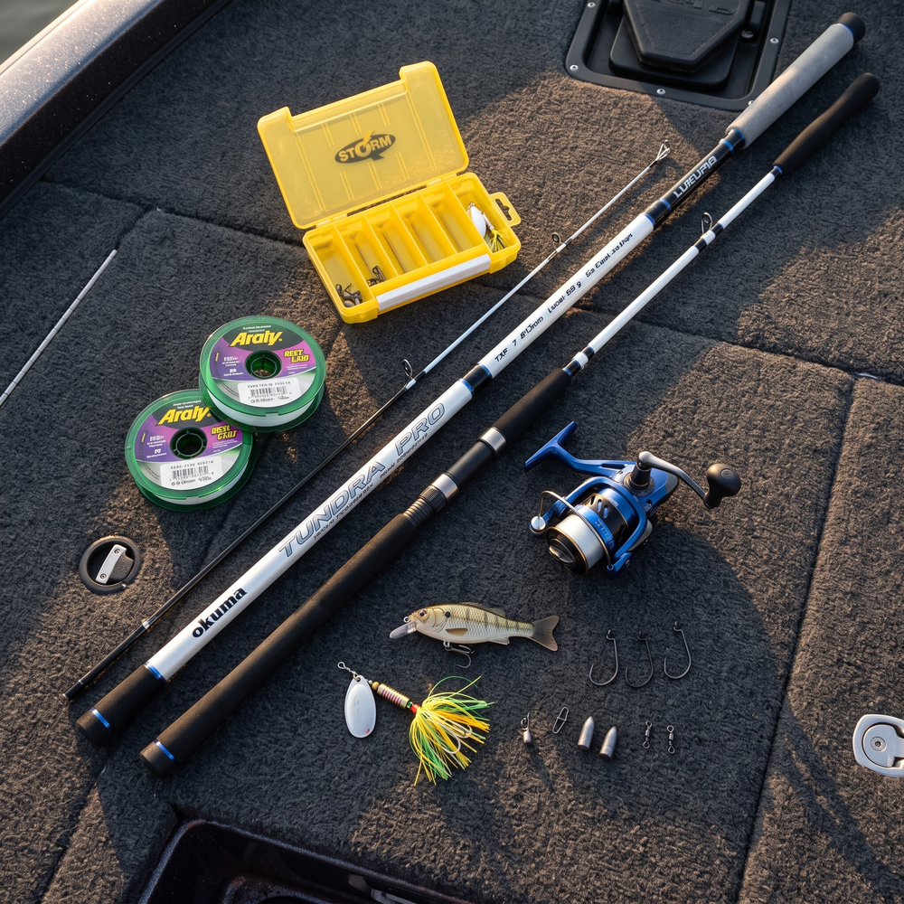 Kit Listo para Pescar Okuma Tundra Pro 7'0" + Topaz Pro 40 — Flat lay en cubierta de lancha [ia:1]